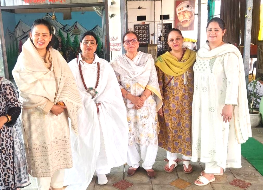भाजपा उम्मीदवार रवनीत बिट्टु की माता ने धांधरा रोड पर लोगो की सेवा में जुटी साई राम रसोई की टीम प्रशंसा की